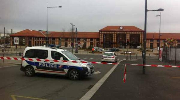 doi romani re inu i in fran a dupa o alarma cu bomba