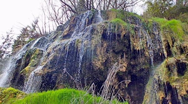 harghita o parte din cascada mezotermala din topli a s a prabu it peste un drum