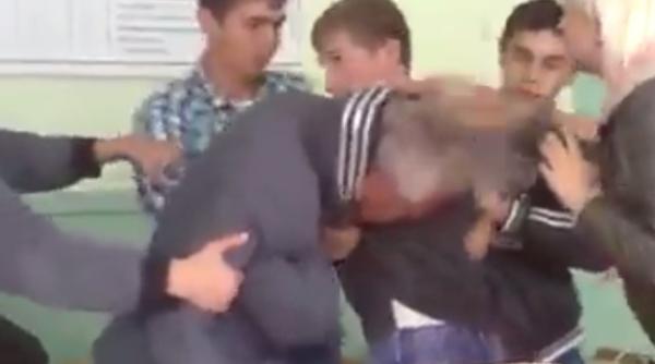 bataie intre profesor i elev video incredibil