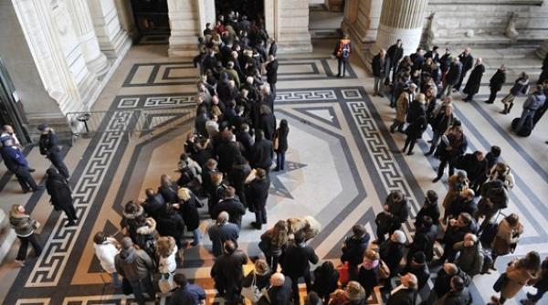 oana florea cladirea parlamentului pazita de solda i