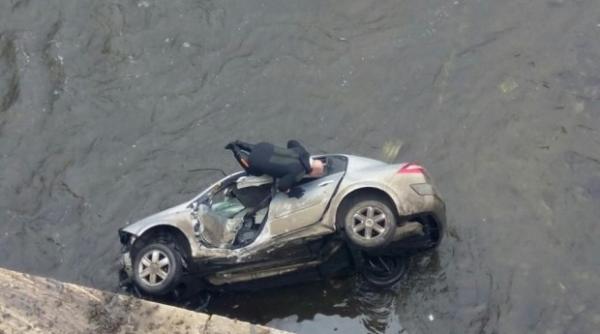 o ma ina a cazut in dambovi a