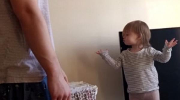 cearta dintre un tata i feti a lui viral pe internet video