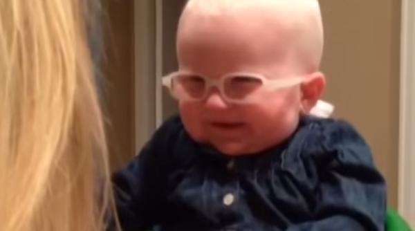 o fetiprc c8prc 9ba o vede pentru prima oara pe mama ei   video emoprc c8prc 9aionant  