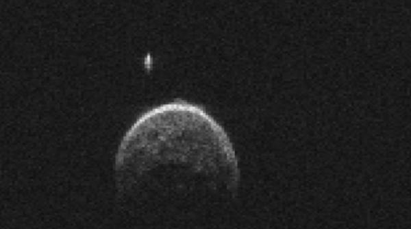 un asteroid uria a trecut razant pe langa pamant are propria luna