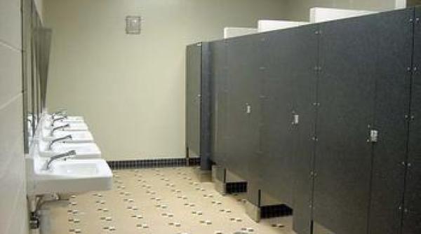 o femeie a nascut in toaleta unui magazin din galati