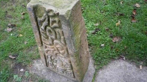 inscriptia misterioasa descoperita intr o gradina nimeni nu stie ce inseamna foto