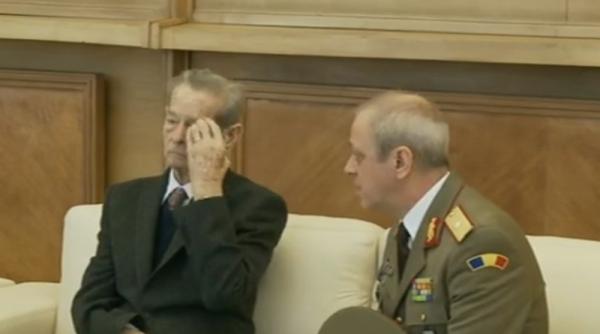 regele mihai i pe aeroportul henri coanda inainte de plecarea lui klaus iohannis la paris