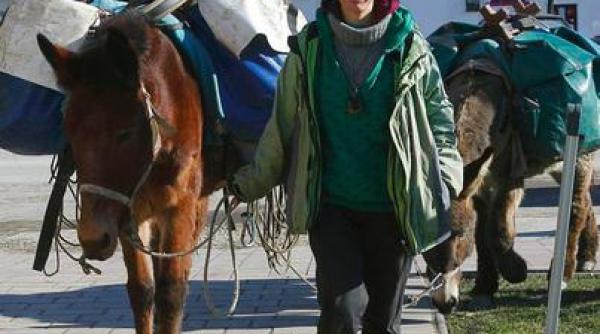 o tanara din fran a a ajuns in romania cu un magar i un catar ce spune despre ara noastra