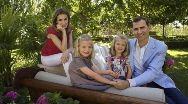 spania regele felipe i a redus salariul insa casa regala prime te aceeia i bani