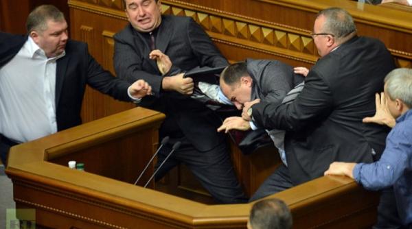 ucraina bataie in parlament doi deputa i s au luat la pumni i picioare video