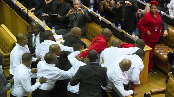 bataie in parlament in africa de sud in timpul discursului pre edintelui foto i video