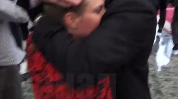 cenzura dupa summit ul de la minsk reportera de la russia 24 luata in bra e de o garda de corp a lui petro poro enko