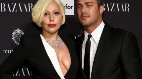 lady gaga s a logodit cu actorul taylor kinney