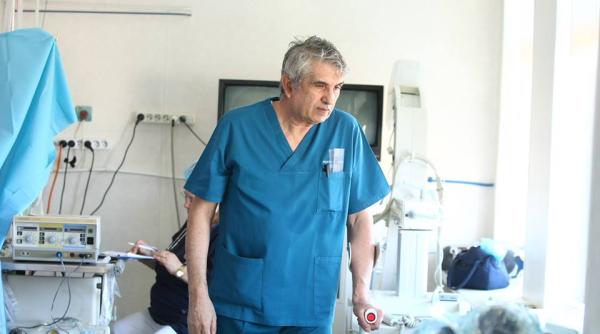 medicul gheorghe burnei a operat fiind in carje opera ie maraton de trei ore