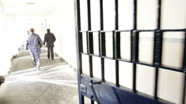 italia masuri dure pentru 16 gardieni care au comentat moartea unui roman