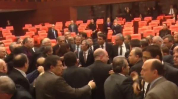 turcia bataie in parlament doi ale i au aajuns la spital