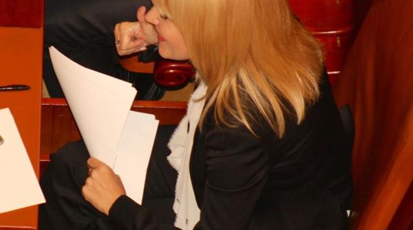 elena udrea nou gest controversat in parlament foto