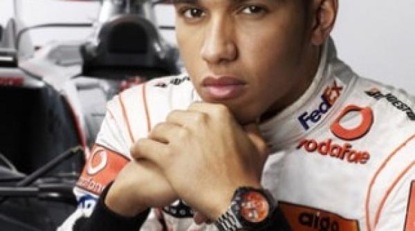 lewis hamilton moment penibil pe scena la brit awards