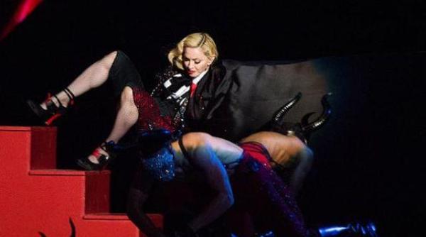 madonna cazatura spectaculoasa la gala premiilor brit awards