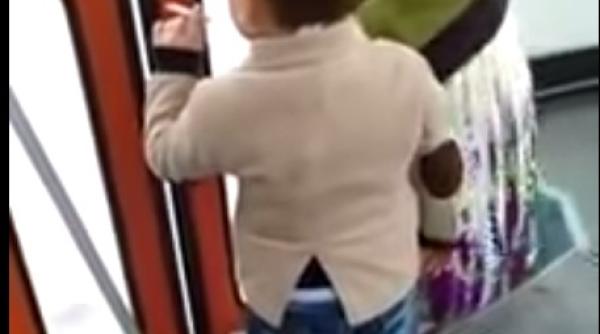 copil filmat intr un tramvai din cluj in timp ce fuma