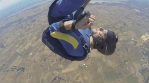 un para utist a le inat in timpul unui salt de la 3 600 de metri altitudine video