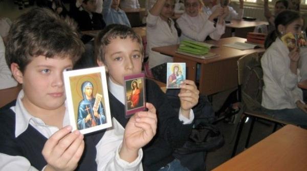 premii in bani pentru elevii care vor sa studieze religia in coala