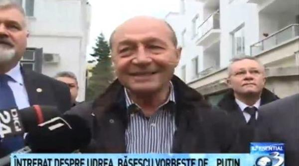 catalin ivan i mugur ciuvica se strange la ul in jurul lui traian basescu