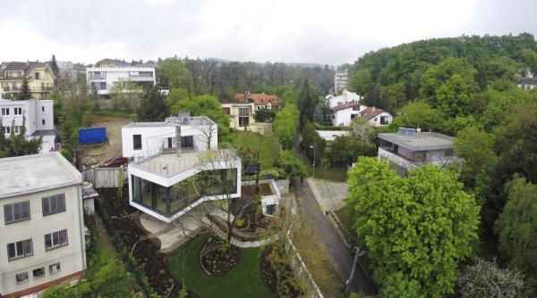 vila senza ionala construita intre trei castani