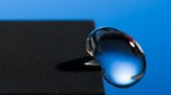 metal super hidrofob  pe care apa il ocoleprc c8prc 99te  creat cu laserul