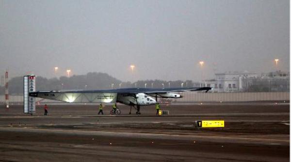 un avion alimentat cu energie solara incearca sa faca ocolul pamantului premiera