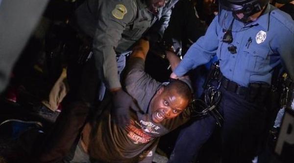 sua ferguson doi poli i ti impu ca i in timpul unor proteste video