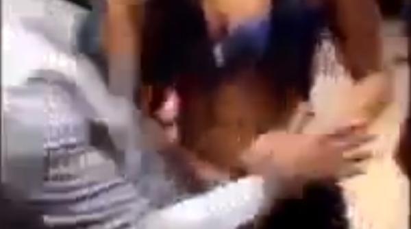 bataie la mcdonald s o fata calcata in picioare de alte patru fete