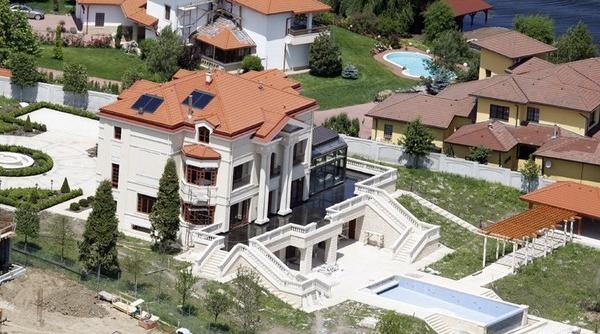 sechestru pe casa lui adriean videanu din snagov cum arata palatul de marmura foto