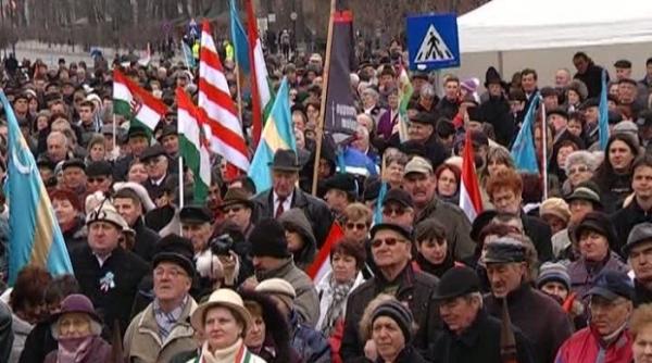 kelemen hunor liderul udmr huiduit de maghiari la sf gheorghe