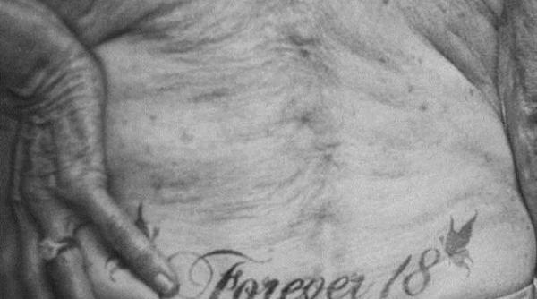 oameni in varsta tatua i cum arata tatuajele pe pielea imbatranita