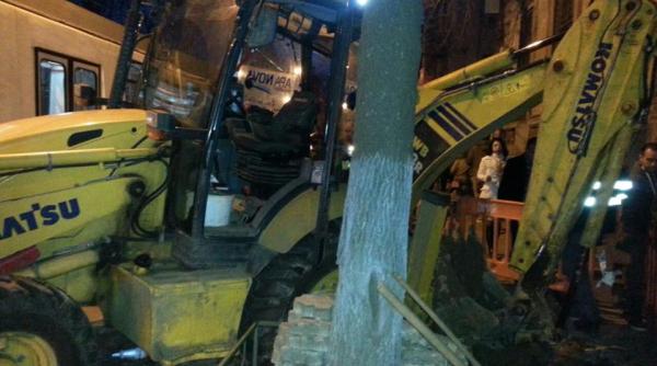 circula ie blocata pe linia tramvalului 32 un escavator a intrat in tramvai pia a unirii blocata