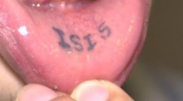 tanar  concediat pentru ca avea tatuaj cu isis