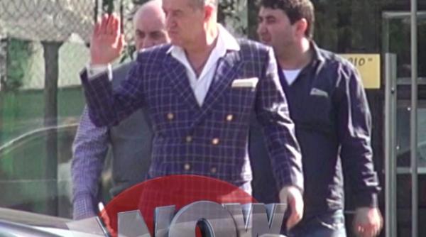 gigi becali in libertate fotografiat la o terasa in herastrau