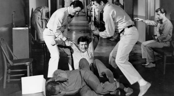 bancul zilei un nebun are probleme cu vecinul de salon