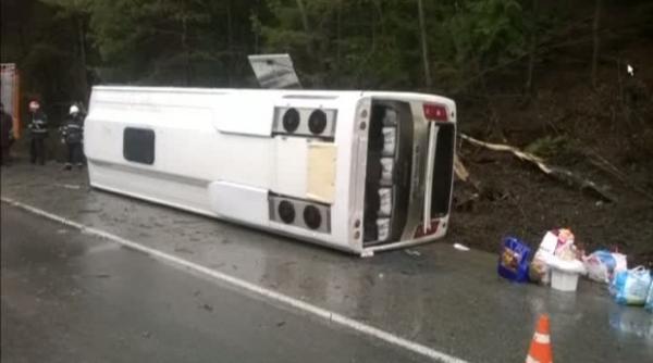 neam un autocar cu 35 de oameni s a rasturnat