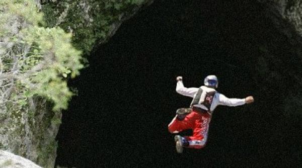 cat ne ar lua sa calatorim de la un capat la altul al planetei cazand prin centrul ei