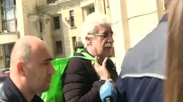 adrian sarbu cu o sacosa in spate la parchet ce am aici