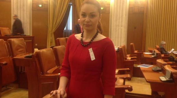 protest in camera deputa ilor ancu a pocora cu bon fiscal in piept