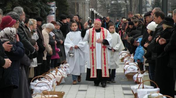 mii de persoane la sfin irea bucatelor de pa tele catolic la miercurea ciuc