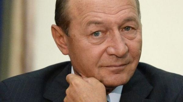 traian basescu urmarit penal nu poate de ine arma de foc