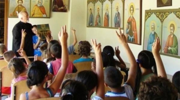 unul din doi romani vrea religia materie obligatorie in coli studiu