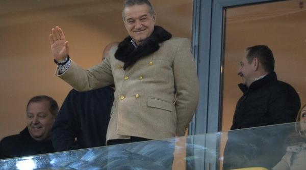 reac ia fanilor cand l au vazut pe gigi becali la meciul steaua petrolul