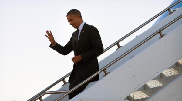 imagine istorica dupa cinci decenii barack obama da mana cu raul castro foto