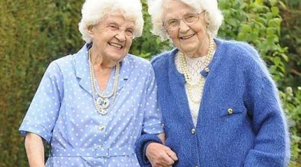 bancul zilei doua batranele discuta despre so ii impoten i