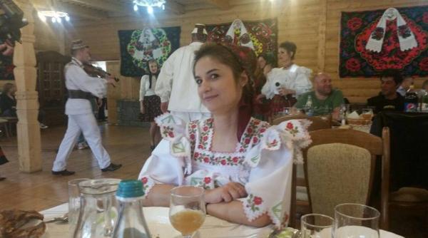 andreea cre ulescu surpriza pentru fani fotografiata in straie populare